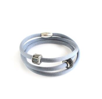 Bracelet triple tour en cordon de soie gris avec pavé de cristaux 2