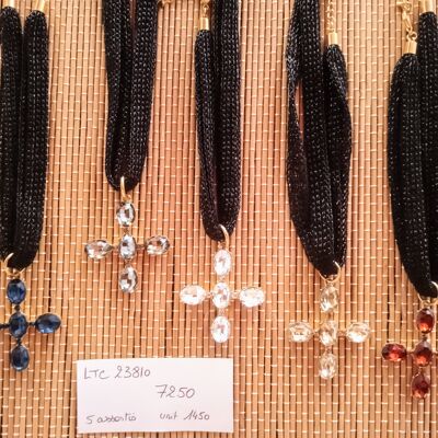 MENGE von 5 Halsketten mit Swarovski-Kristallen „Kreuz“.