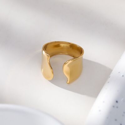 Adjustable gold ring opening at the front