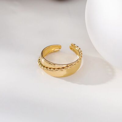 Smooth adjustable gold ring with braid