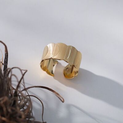 Adjustable golden tortoiseshell ring