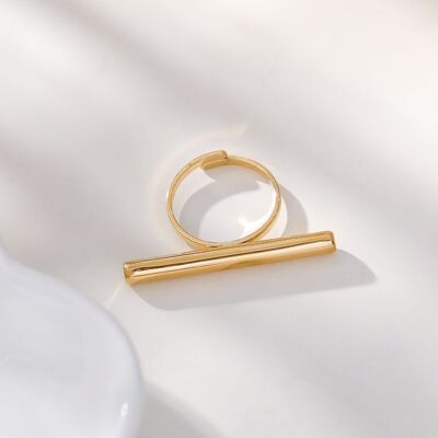 Adjustable golden ring with a bar