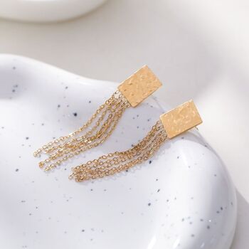 Boucles d'oreilles dorées rectangle martelé et chaînes pendantes 2