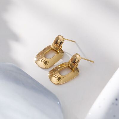 Dangling rounded golden earrings