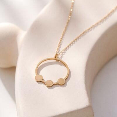 Golden chain necklace with round pendant