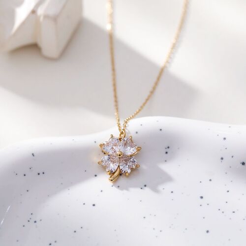 Collier chaîne dorée avec pendentif fleur à strass