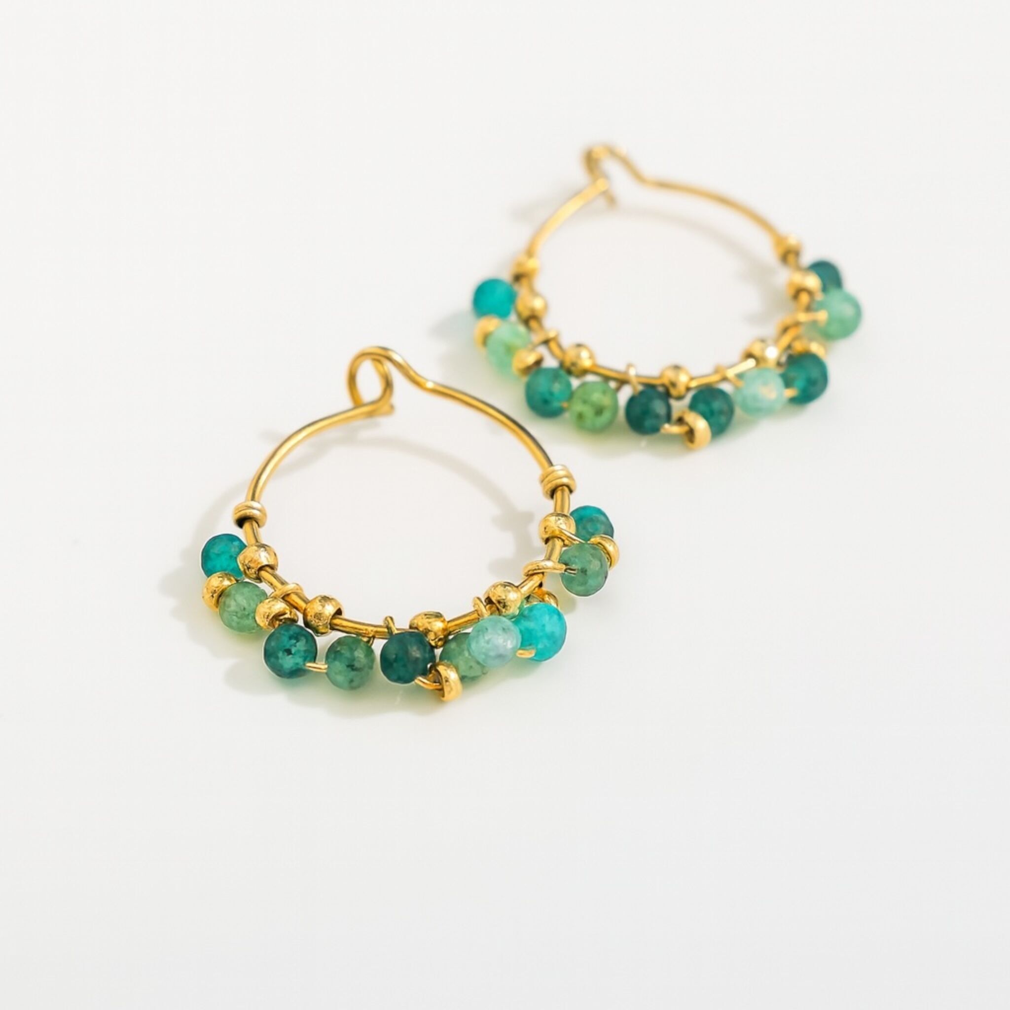 Orecchini a cerchio in acciaio inossidabile con pietre semipreziose verdi