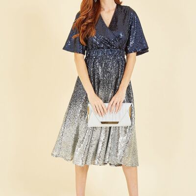 Vestido cruzado a media pierna con lentejuelas degradadas en azul marino y plateado de Yumi