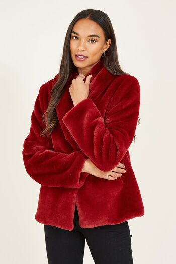 Manteau portefeuille court en fausse fourrure rouge Yumi 1