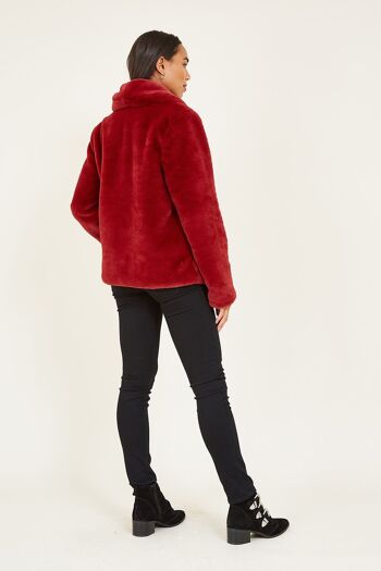 Manteau portefeuille court en fausse fourrure rouge Yumi 5