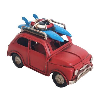 Mini coche rojo retro con tablas de surf en miniatura de hojalata
