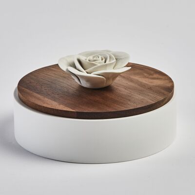 GABI | Caja decorativa de madera decorada con una flor de cerámica.