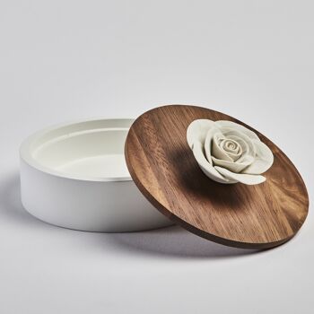 GABI | Boîte décorative en bois ornée d'une fleur en céramique 2