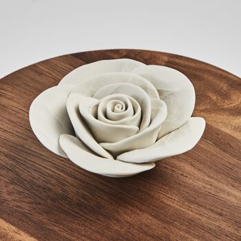 GABI | Boîte décorative en bois ornée d'une fleur en céramique 3