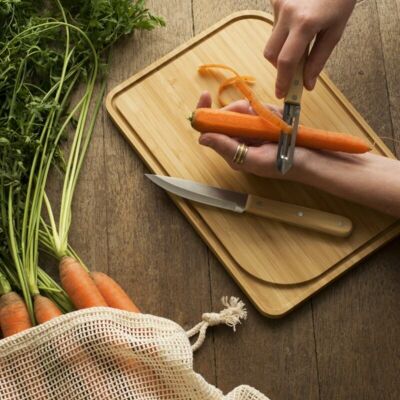 Chef's set: 1 cutting board 28 x 20 cm + 1 peeler + 1 paring knife + 1 vegetable net