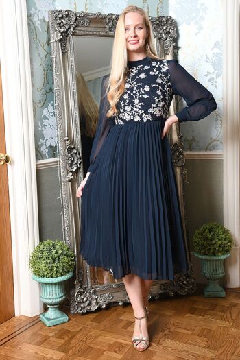 Robe mi-longue brodée à manches longues Yumi bleu marine avec plis 3