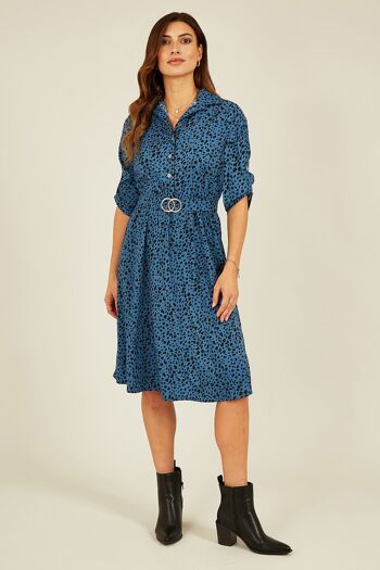 Mela - Robe mi-longue bleue à imprimé dalmatien et boucle dorée 2