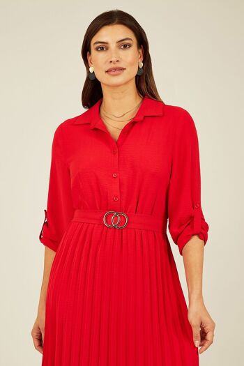 Robe mi-longue jupe plissée rouge Mela avec boucle dorée 3