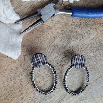 Oriane-Ohrringe aus schwarzem Nachtleder und Perlen