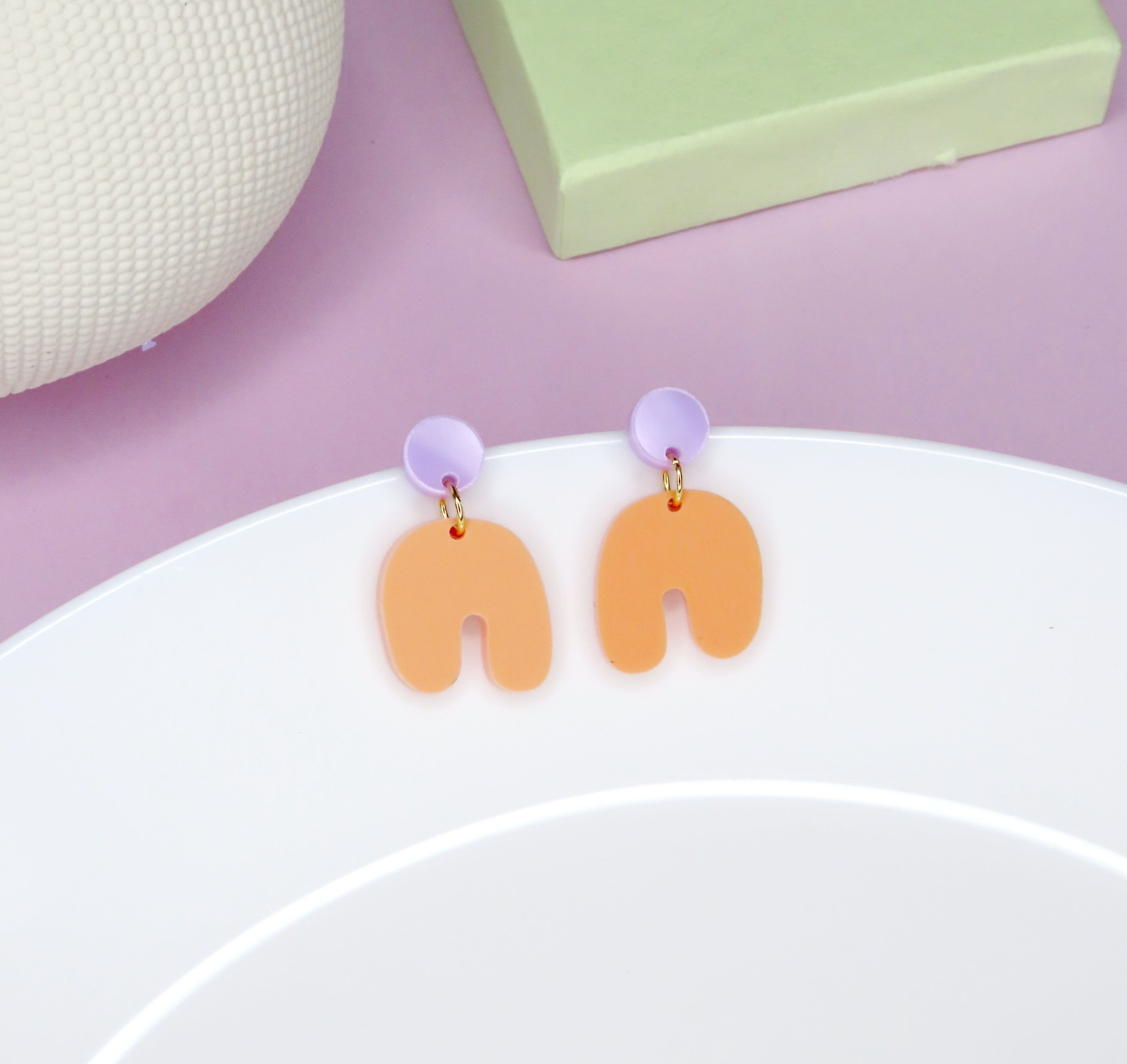 Small Squishy Arch earrings in lilac peach
