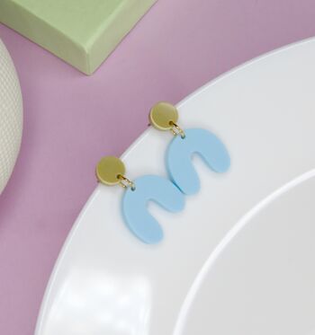 Boucles d'oreilles petites arches en bleu clair sable 2