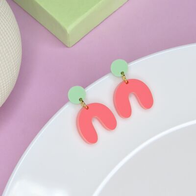 Small arch arch earrings in light green strawberry