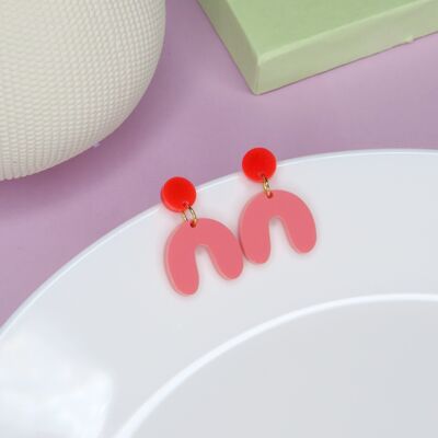Small arch arch earrings in bright red strawberry