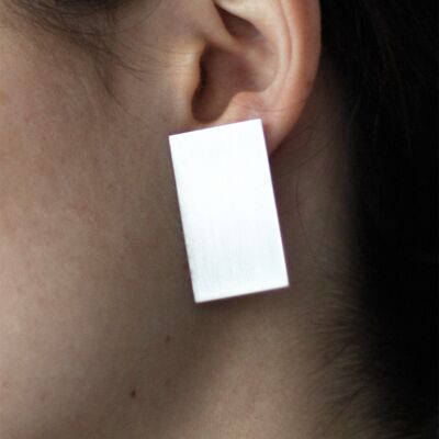Short single plate earring