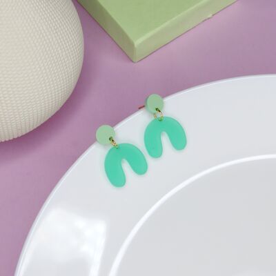 Boucles d'oreilles petites arches en turquoise vert clair transparent