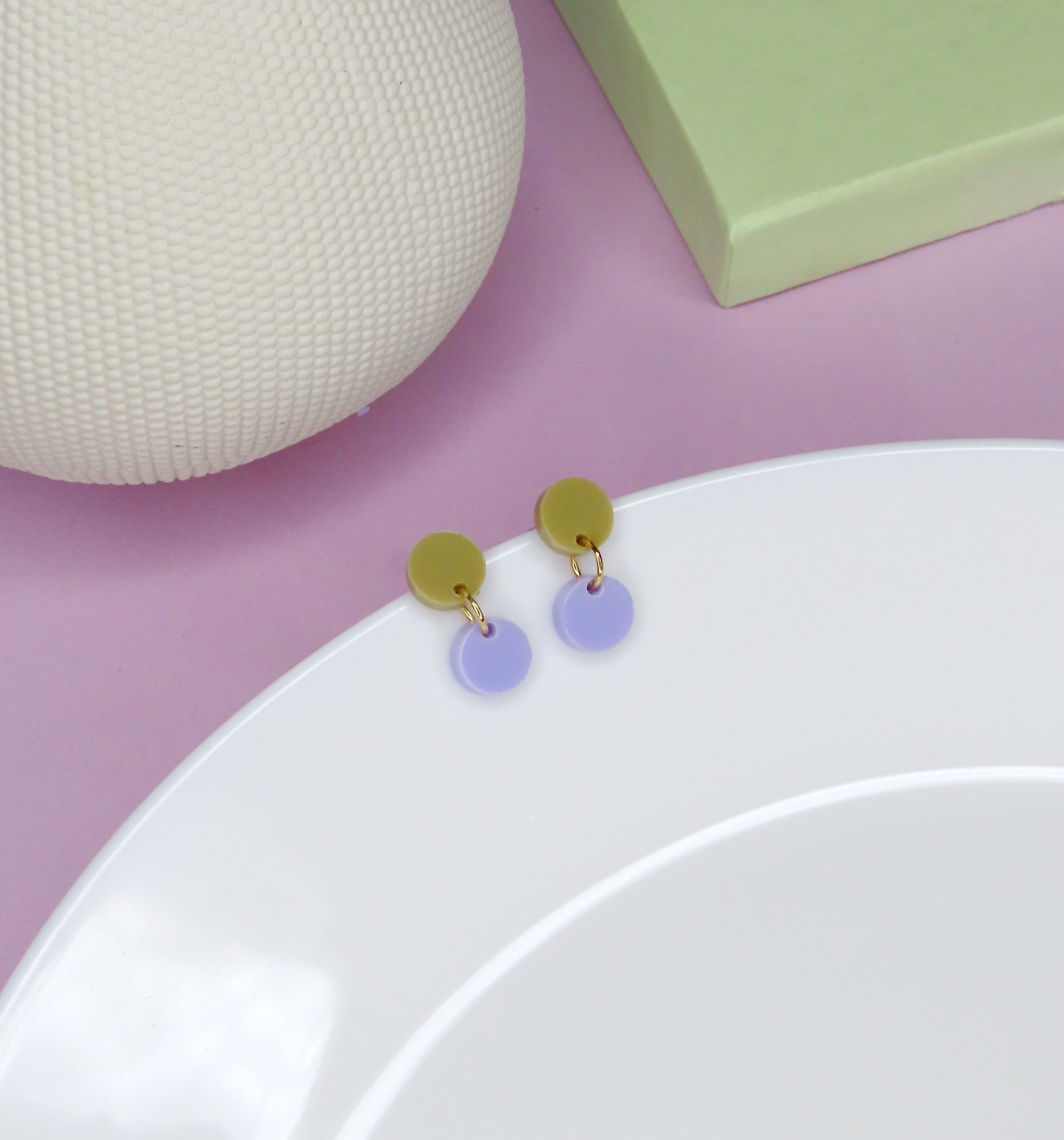 Orecchini acrilici punteggiati in lilla sabbia