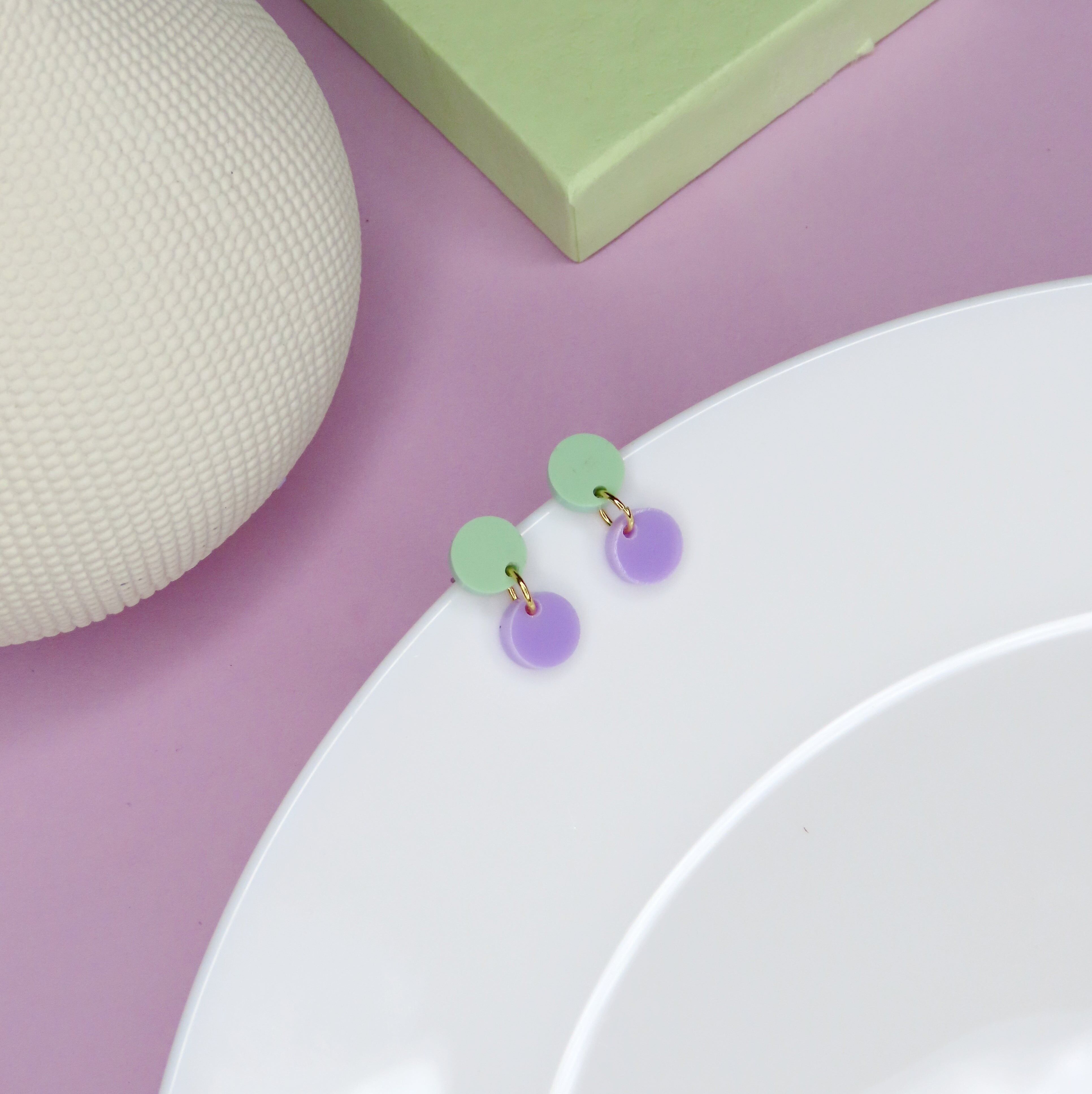 Orecchini acrilici punteggiati in lilla verde chiaro