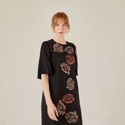 Short dress with floral embroidery