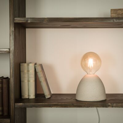 Lámpara de mesa blanca moderna construida a mano: una escultura y una luz.