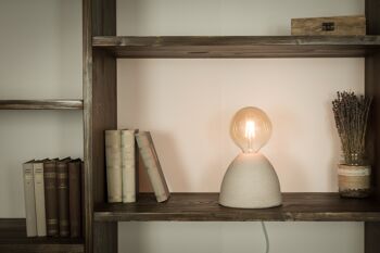 Lampe de table blanche moderne fabriquée à la main - Une sculpture et une lumière.