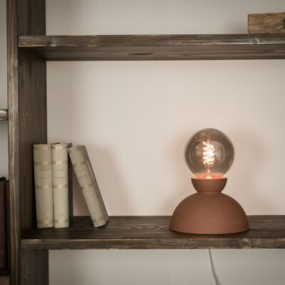 Lampe de table minimaliste en argile rouge.