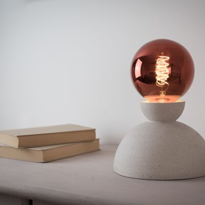 Lampada da tavolo Halsbånd bianca - Una scultura e una luce. - da ora in poi con la preziosa lampadina LED a globo grande!