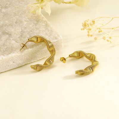 Gold wavy line earrings