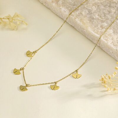 Collar dorado con 5 colgantes de flores de ginkgo.