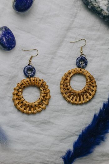 Boucles d'oreilles en rotin bleu marine avec pierre veine bleue dorée 1