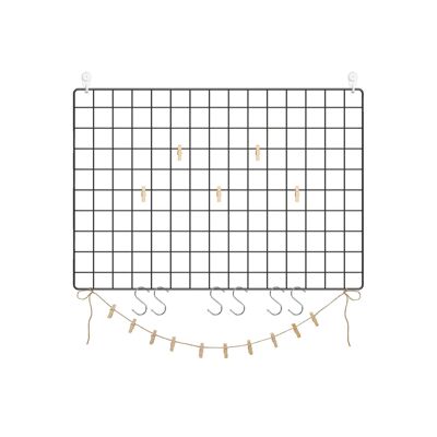 Living Design Mesh-Wand mit schwarzen Accessoires