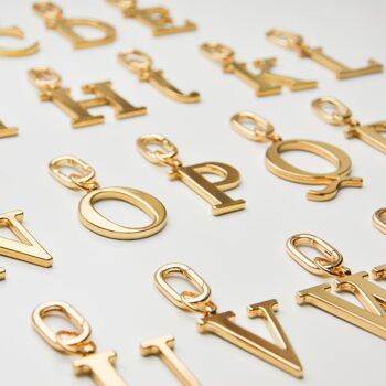 V - Porte-clés lettre en métal doré 3