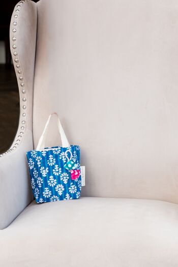 Sacs-cadeaux en tissu Style fourre-tout - Fleurs indigo (petites)
