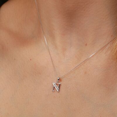 Halskette mit Initialen-Anhänger „N“ aus massivem Weißgold mit Diamant