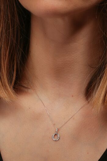 Collier pendentif initial « O » en or blanc massif et diamant 1