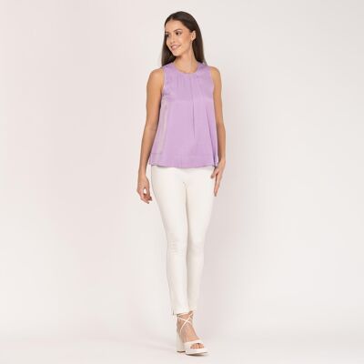 Sleeveless blouse with pleat