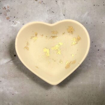 Mini plat en forme de cœur en jesmonite fait à la main - Couleur : pierre et feuille d'or 3