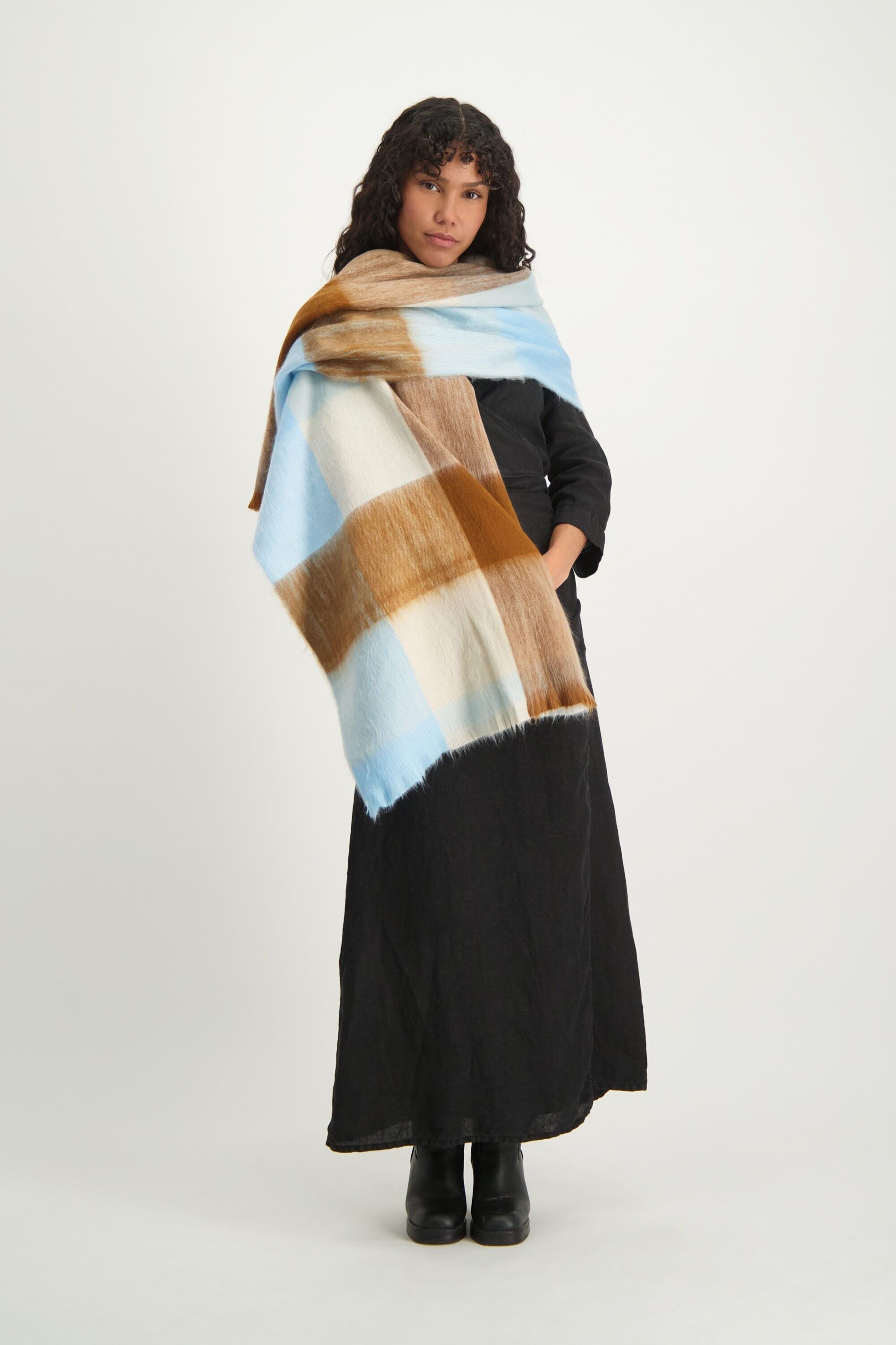 Sciarpa bloccata blu cielo e colori naturali