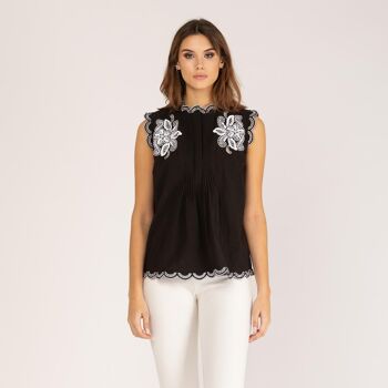 Blouse trapèze avec broderie noire 1