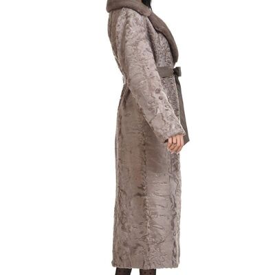 Abrigo largo de cordero persa con cuello inglés de visón y cinturón de piel