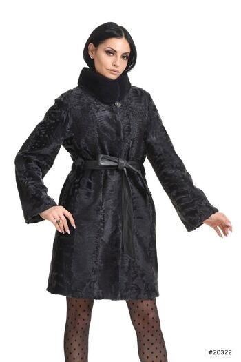 Petit manteau en agneau persan avec ceinture intérieure en cuir et col en vison 1